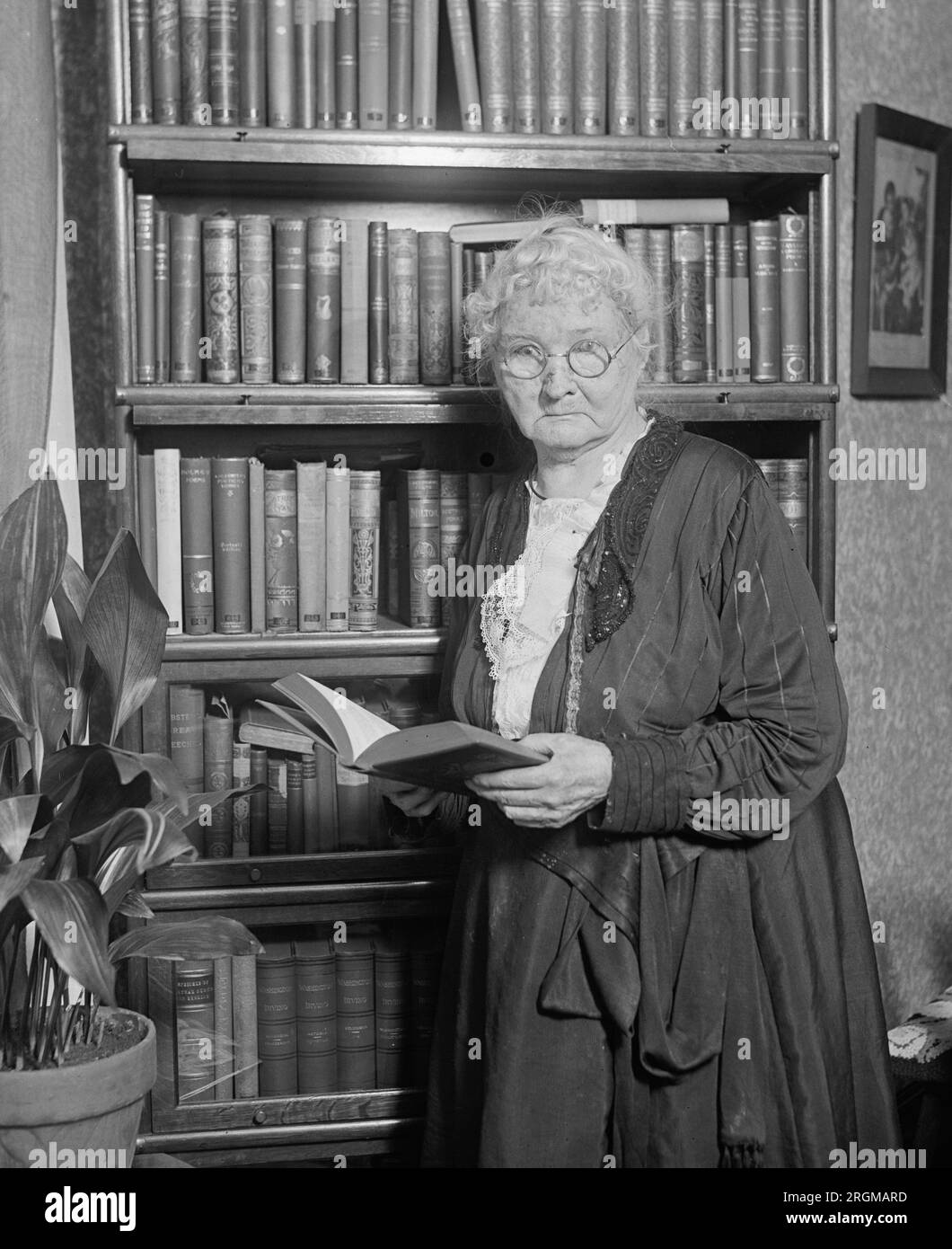 Madre Jones in possesso di un libro CA. 1929 Foto Stock