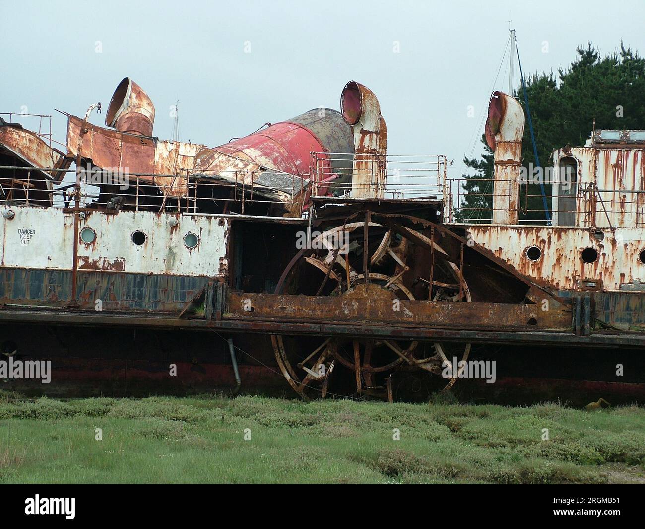 Il piroscafo a pale Ryde derelicita e arrugginita sulle distese di marea sull'Isola di Wight. Costruito per la Southern Railway come traghetto passeggeri tra il molo di Ryde e Foto Stock