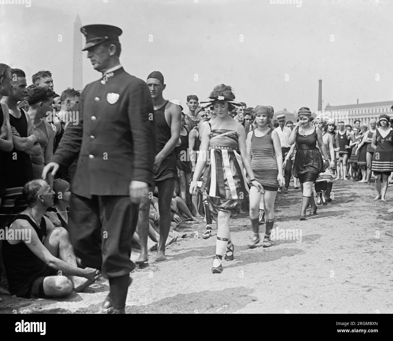 Un poliziotto conduce le donne durante la sfilata sulla spiaggia del bagno, il 26 luglio 1919 Foto Stock