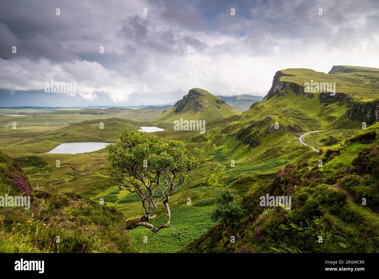 Vista panoramica del Trotternish Ridge dalle Quiraing sull'Isola di Skye in Scozia, Regno Unito Foto Stock