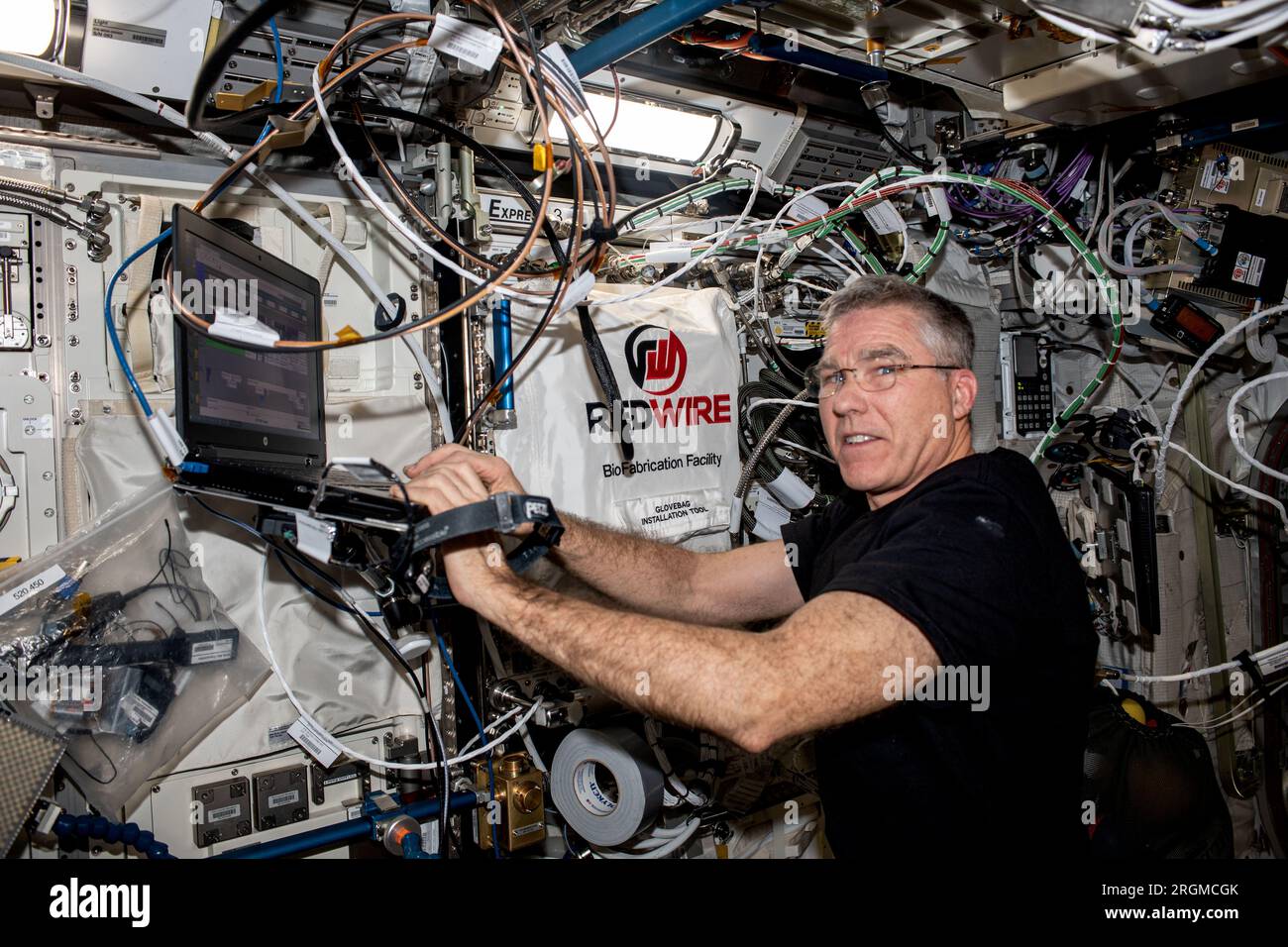 Stazione spaziale Internazionale, Stati Uniti d'America. 28 luglio 2023. L'astronauta della NASA e l'ingegnere di volo della Expedition 69 Stephen Bowen esegue attività di ricerca utilizzando il modulo di laboratorio Columbus BioFabrication Facility, 28 luglio 2023 in Earth Orbit. Il BFF è una piattaforma di ricerca per stampare tessuti simili ad organi e iniziare a dimostrare la fattibilità di fabbricare organi umani nello spazio. Crediti: NASA Photo/NASA/Alamy Live News Foto Stock