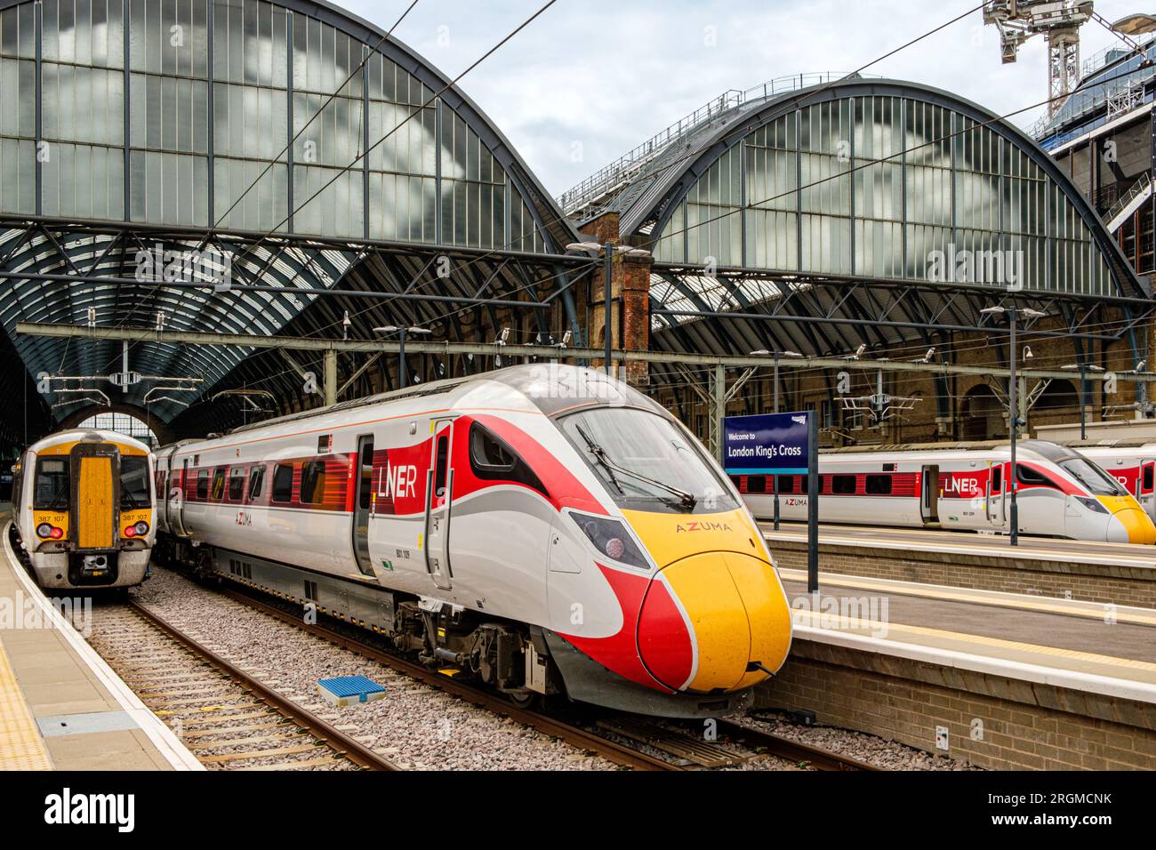 LNER Classe 801 Azuma, stazione di Kings Cross, Euston Road, Londra, Inghilterra Foto Stock