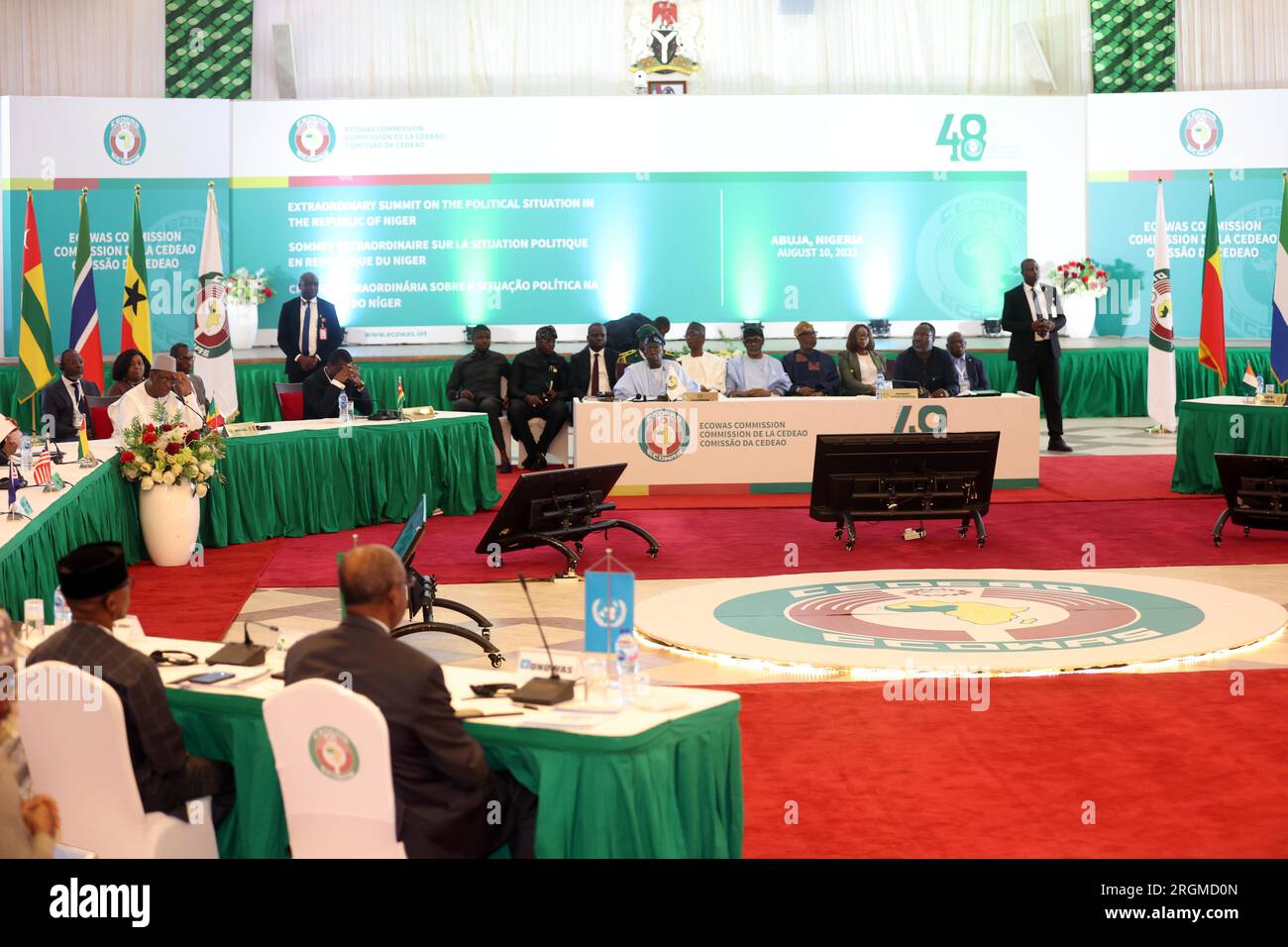 Abuja, Nigeria. 10 agosto 2023. I leader dell'ECOWAS partecipano a un vertice straordinario ad Abuja, in Nigeria, il 10 agosto 2023. Giovedì, la Comunità economica degli Stati dell'Africa occidentale (ECOWAS), composta da 15 membri, ha dichiarato di aver deciso di attivare la sua forza di riserva in risposta al recente colpo di Stato in Niger, sottolineando il suo continuo impegno a ripristinare l'ordine costituzionale nel paese attraverso mezzi pacifici. Crediti: Sodiq/Xinhua/Alamy Live News Foto Stock