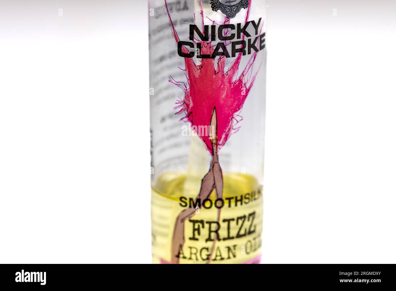 Londra. UK- 08.04.2023. Una bottiglia di olio per capelli Nicky Clarke Fizz isolato in bianco. Foto Stock