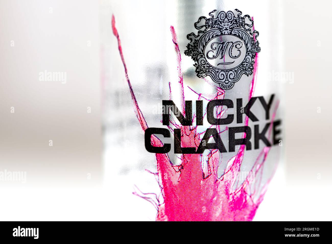 Londra. UK- 08.04.2023. Un primo piano dell'etichetta con il nome su una bottiglia di Nicky Clarke Fizz Oil. Foto Stock