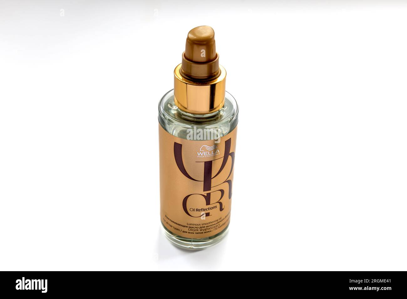 Londra. UK- 08.04.2023. Una bottiglia di olio professionale per capelli Wella isolata in bianco. Foto Stock