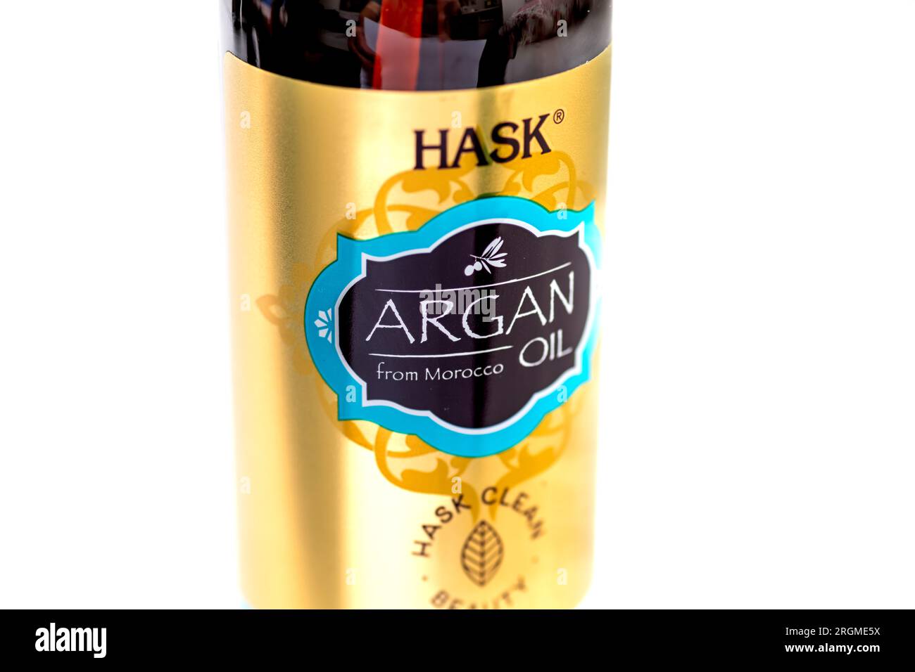 Londra. UK- 08.04.2023. Una bottiglia di olio Hask Argan per il trattamento dei capelli isolato in bianco. Foto Stock