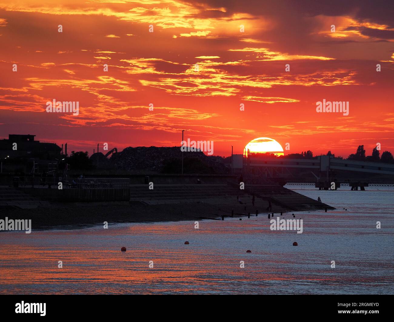 Sheerness, Kent, Regno Unito. 10 agosto 2023. Tempo nel Regno Unito: Tramonto a Sheerness, Kent. Crediti: James Bell/Alamy Live News Foto Stock