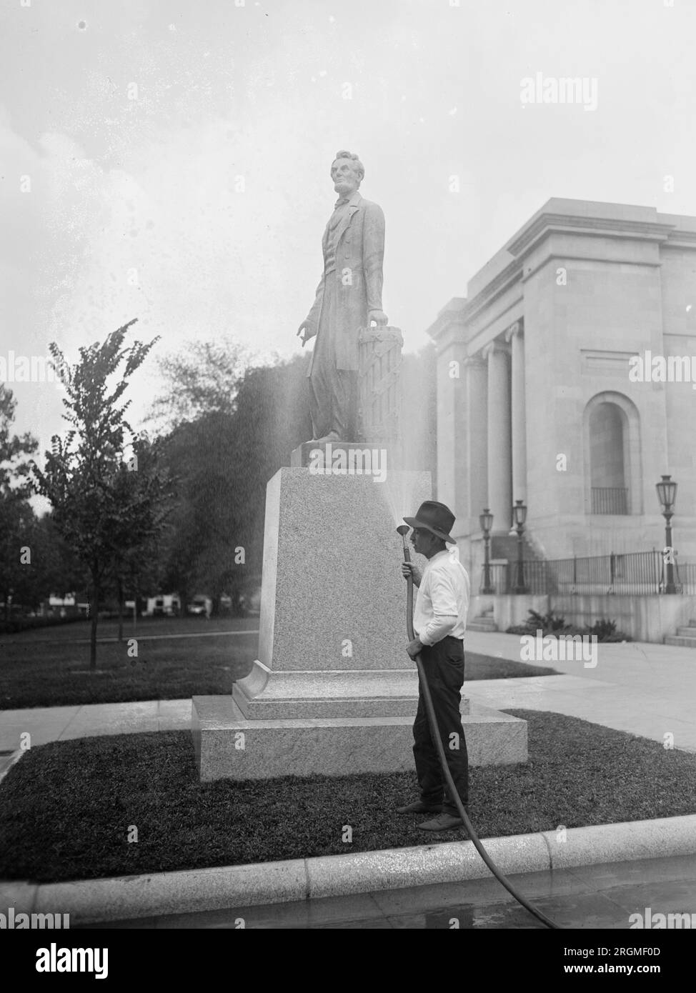 Un operaio che lava la Lincoln Statue CA. 1923 Foto Stock