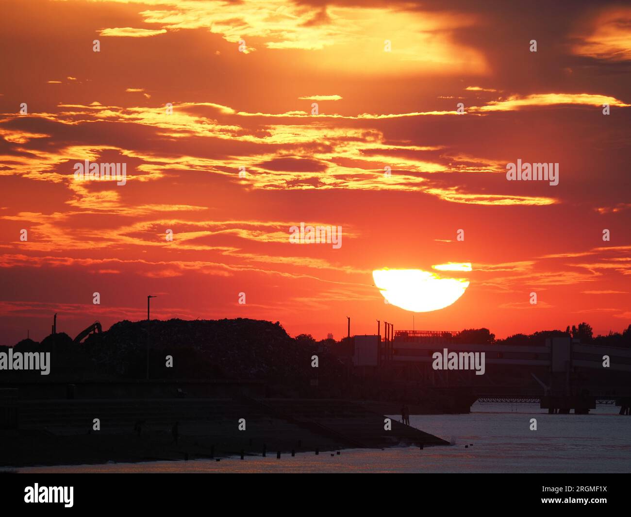 Sheerness, Kent, Regno Unito. 10 agosto 2023. Tempo nel Regno Unito: Tramonto a Sheerness, Kent. Crediti: James Bell/Alamy Live News Foto Stock