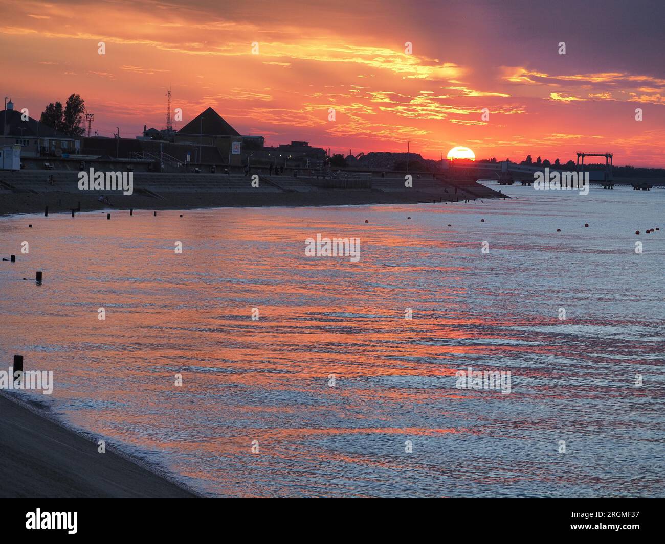 Sheerness, Kent, Regno Unito. 10 agosto 2023. Tempo nel Regno Unito: Tramonto a Sheerness, Kent. Crediti: James Bell/Alamy Live News Foto Stock