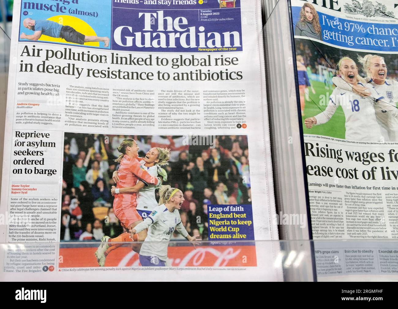 "Inquinamento atmosferico legato all'aumento globale della resistenza mortale agli antibiotici" titolo del quotidiano Guardian, England win V Nigeria Women's World Cup 2023 UK Foto Stock