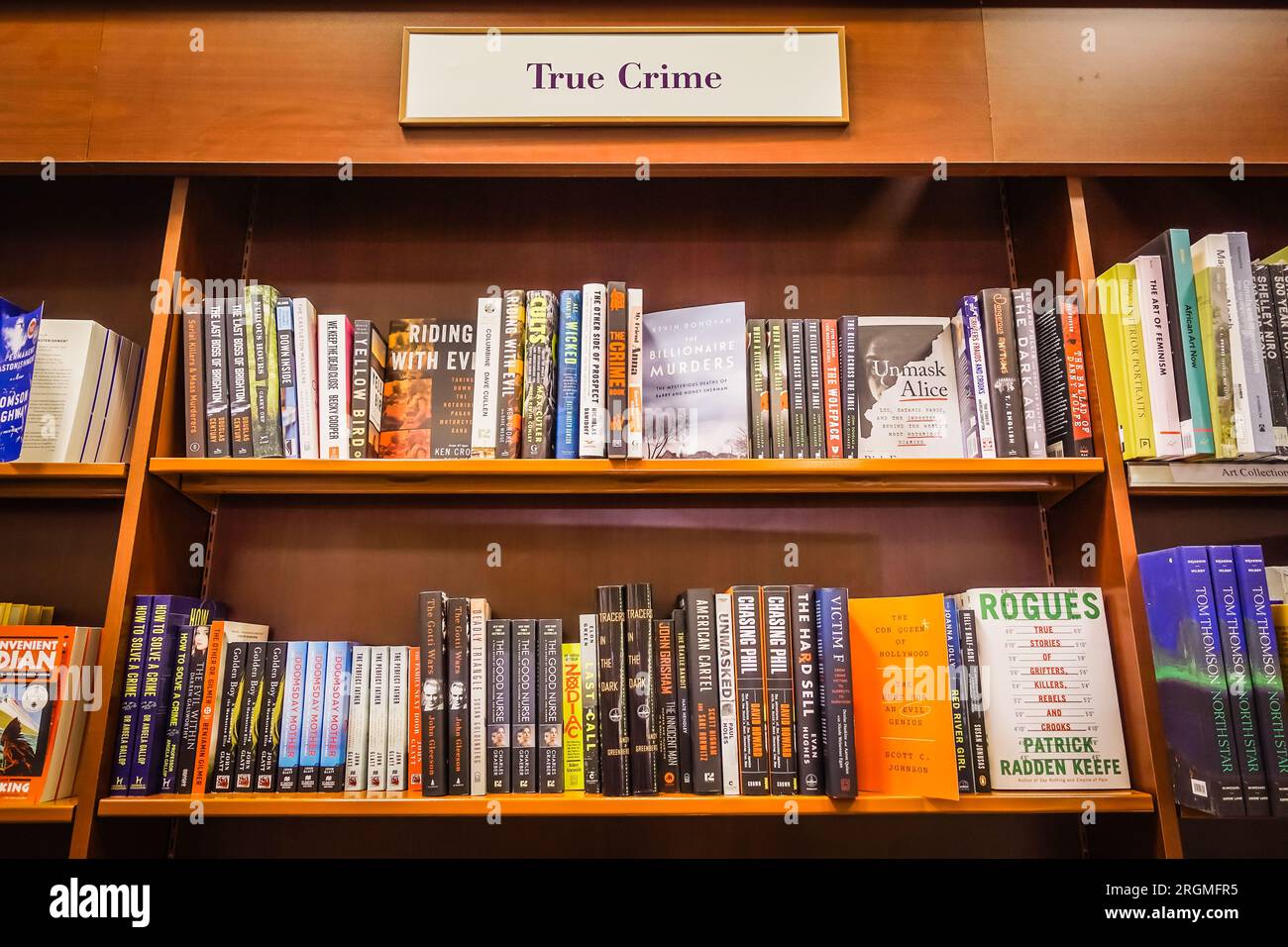 righe di veri libri del crimine su una libreria in una libreria Foto Stock