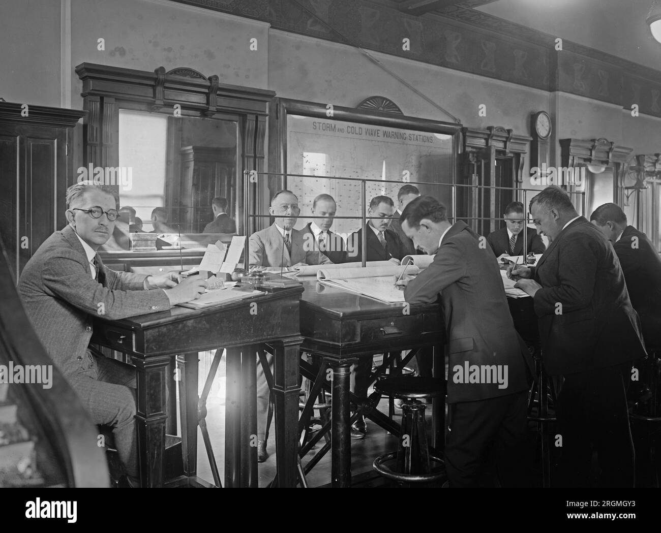 Ufficio meteorologico, forza cartografica dati meteo ca. 1924 Foto Stock