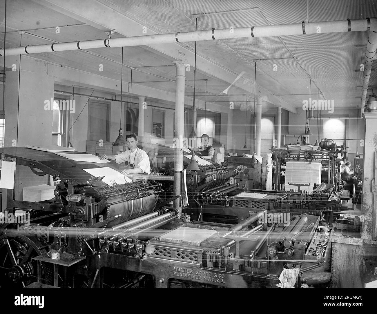 Ufficio meteorologico, lavoratori che stampano mappe meteorologiche ca. 1924 Foto Stock