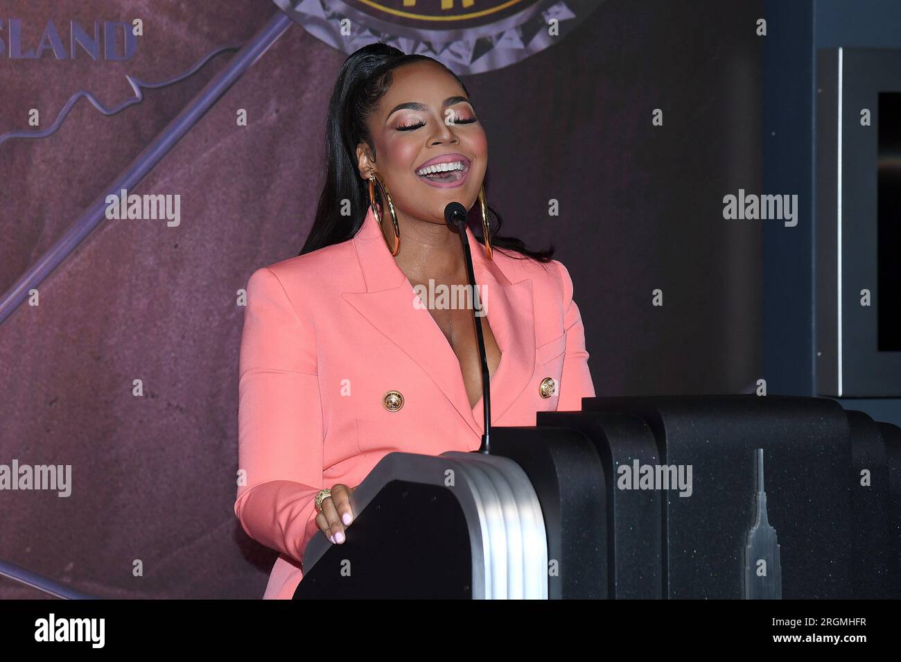 New York, USA. 10 agosto 2023. Ashanti partecipa alla cerimonia di illuminazione dell'Empire State Building in occasione del 50° anniversario dell'Hip-Hop, New York, NY, 10 agosto 2023. (Foto di Anthony Behar/Sipa USA) credito: SIPA USA/Alamy Live News Foto Stock