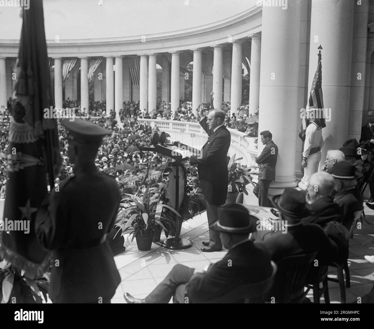 Il presidente Coolidge al Cimitero Nazionale di Arlington dà l'indirizzo del Memorial Day, ca. 1925 Foto Stock