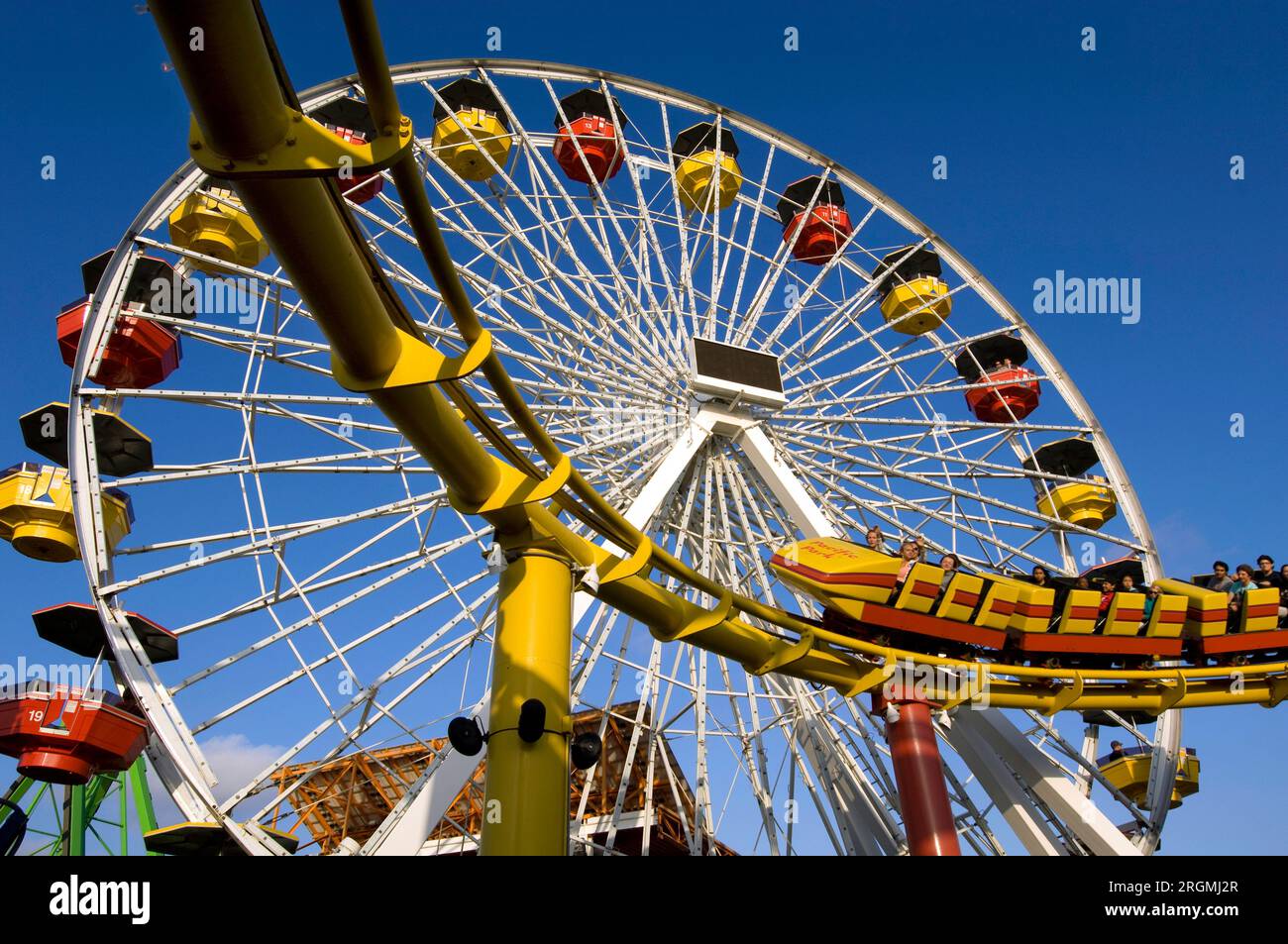 Giostre nel parco divertimenti Pacific Park sul molo di Santa Monica Foto Stock