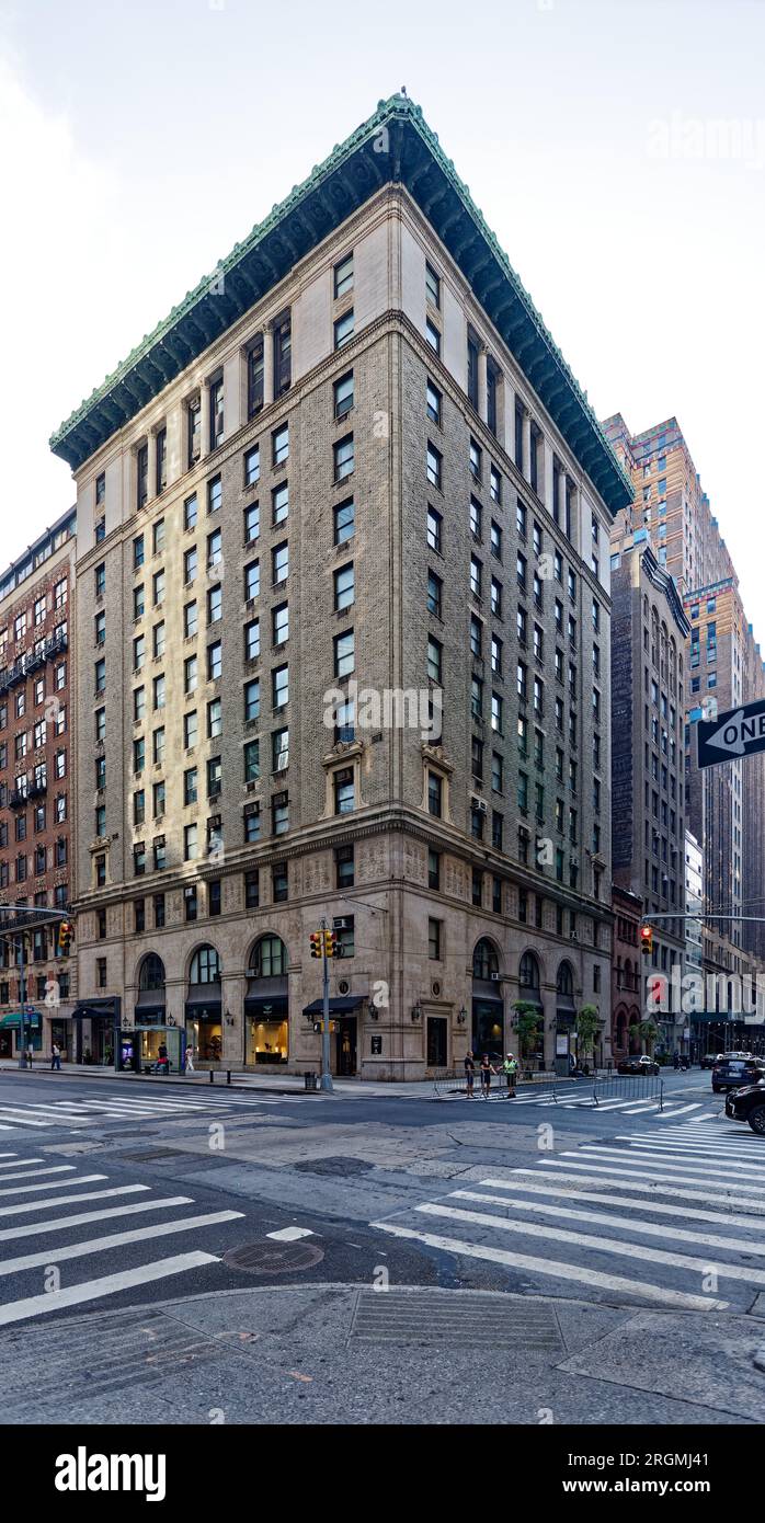 Midtown South: Murray Hill Plaza, 153-159 Madison Avenue, è un edificio cooperativo di appartamenti sopra la vendita al dettaglio a livello della strada. Foto Stock