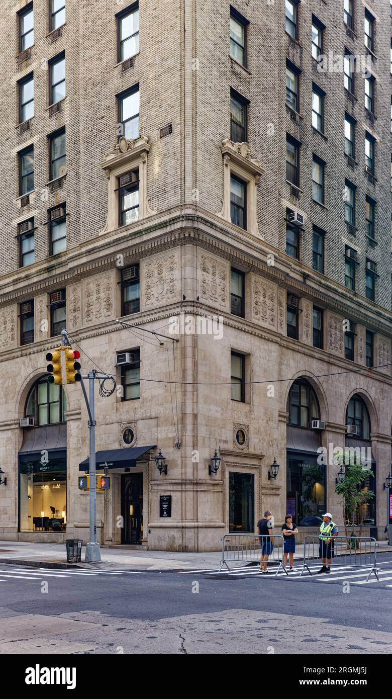 Midtown South: Murray Hill Plaza, 153-159 Madison Avenue, è un edificio cooperativo di appartamenti sopra la vendita al dettaglio a livello della strada. Foto Stock