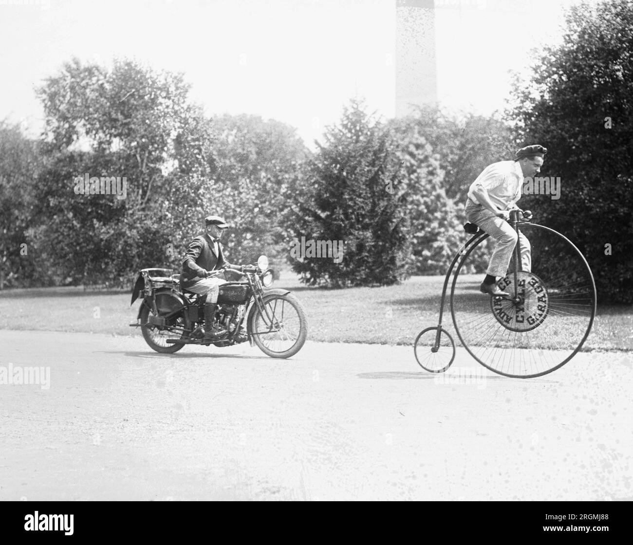 Velocipede e moto ca. 1921 Foto Stock