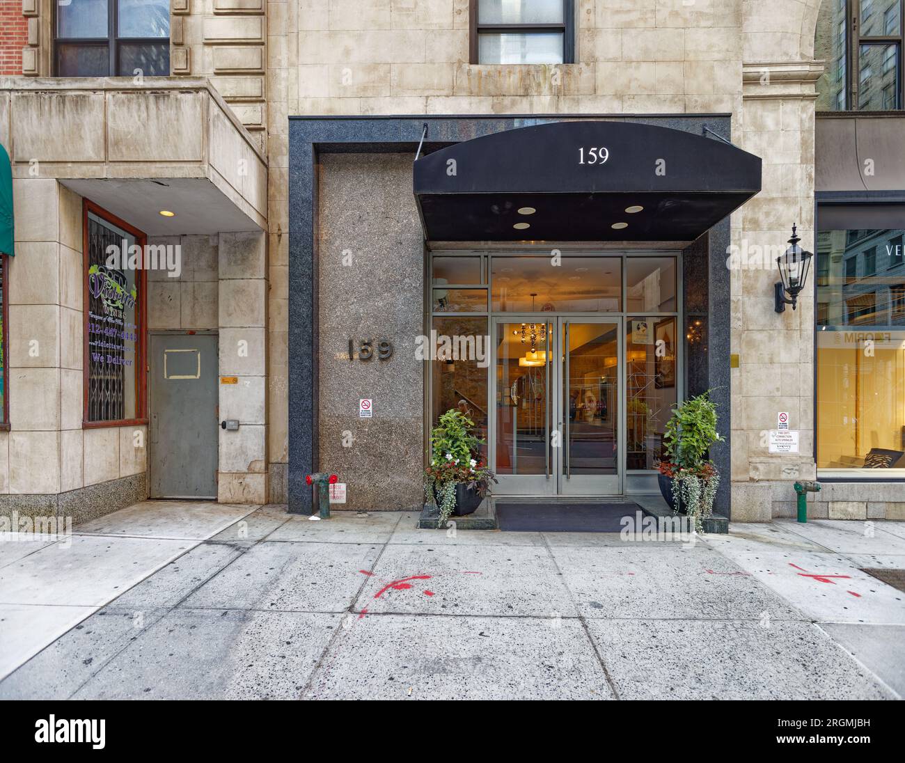 Midtown South: Murray Hill Plaza, 153-159 Madison Avenue, è un edificio cooperativo di appartamenti sopra la vendita al dettaglio a livello della strada. Foto Stock