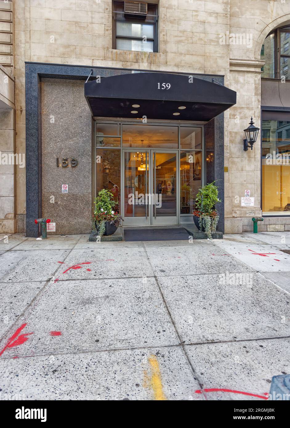 Midtown South: Murray Hill Plaza, 153-159 Madison Avenue, è un edificio cooperativo di appartamenti sopra la vendita al dettaglio a livello della strada. Foto Stock