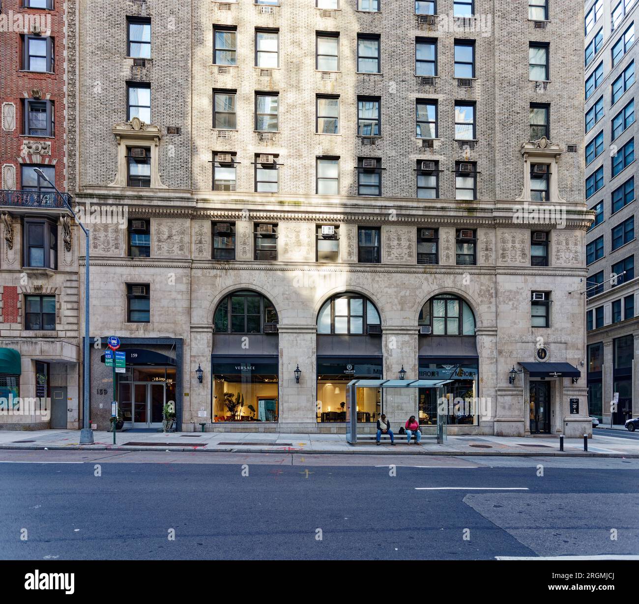 Midtown South: Murray Hill Plaza, 153-159 Madison Avenue, è un edificio cooperativo di appartamenti sopra la vendita al dettaglio a livello della strada. Foto Stock