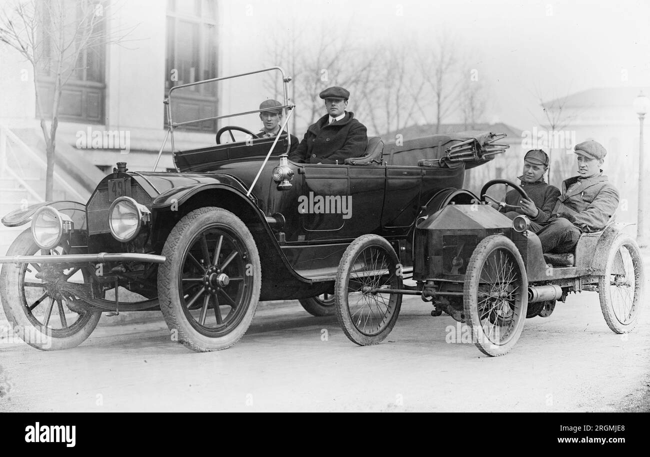 Due uomini che guidano una grande automobile e due uomini che guidano una piccola automobile CA. primi anni '1900 (anni '1910 o '1920) Foto Stock