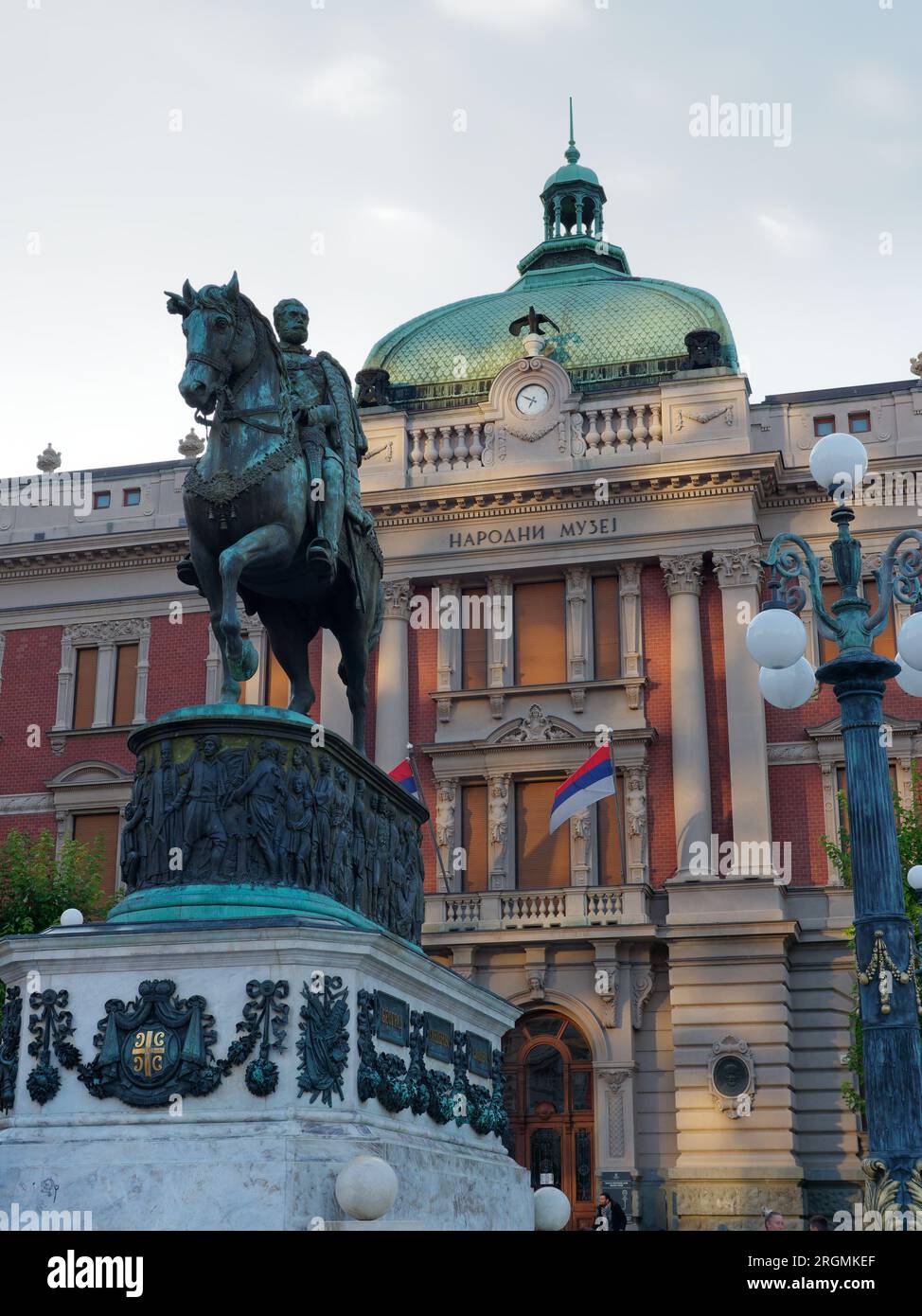 Museo Nazionale in Piazza della Repubblica con il Monumento del Principe Mihailo in una serata estiva nella città di Belgrado, Serbia, 10 agosto 2023. Foto Stock