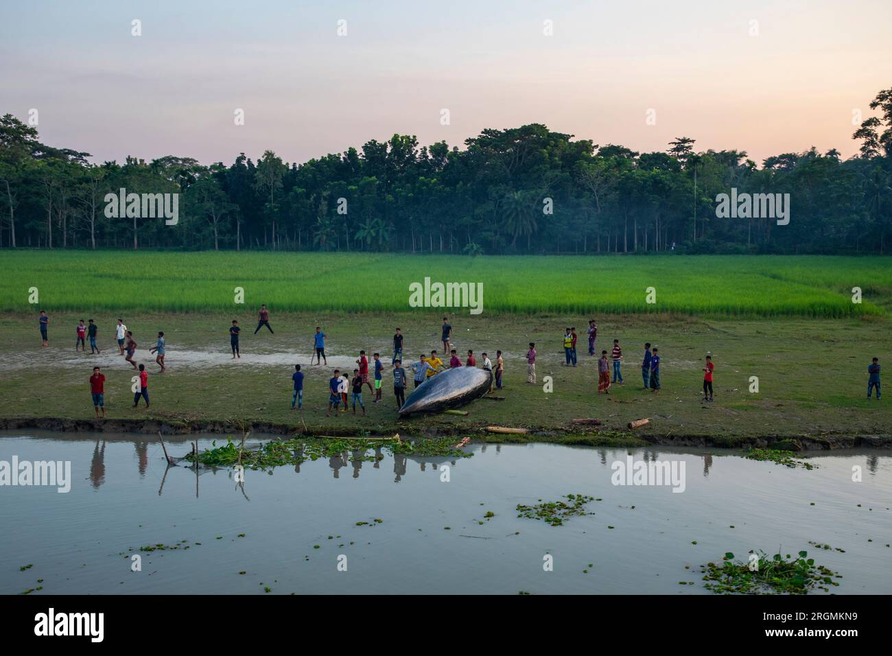 Gente rurale che gioca a cricket sulle rive del fiume Harta. Ujirpur, Barisal. Foto Stock