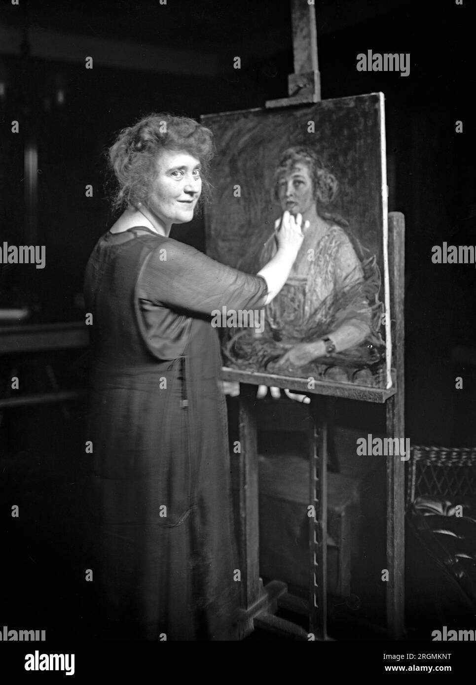 La signorina Juliet Thompson dipinge un quadro, ca. 1921 Foto Stock