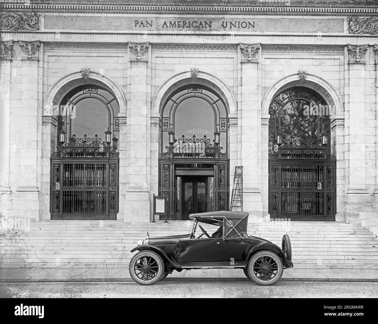 Una Hupmobile parcheggiata di fronte all'edificio della Pan American Union, CA. 1921 Foto Stock