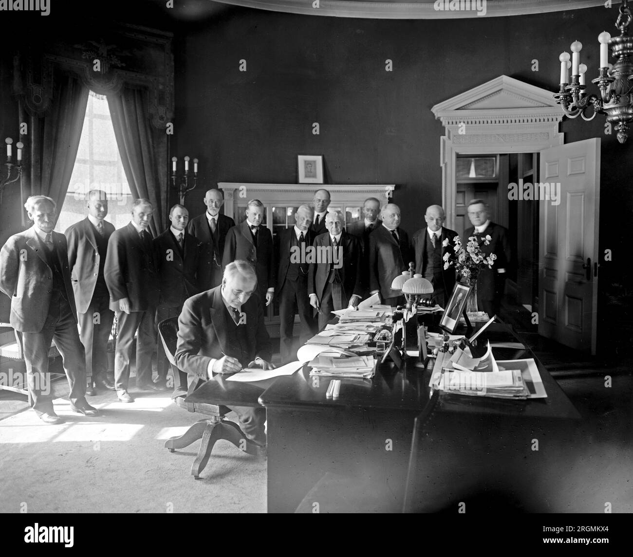 Il presidente Harding firma il disegno di legge sull'agricoltura, CA. 1921 Foto Stock