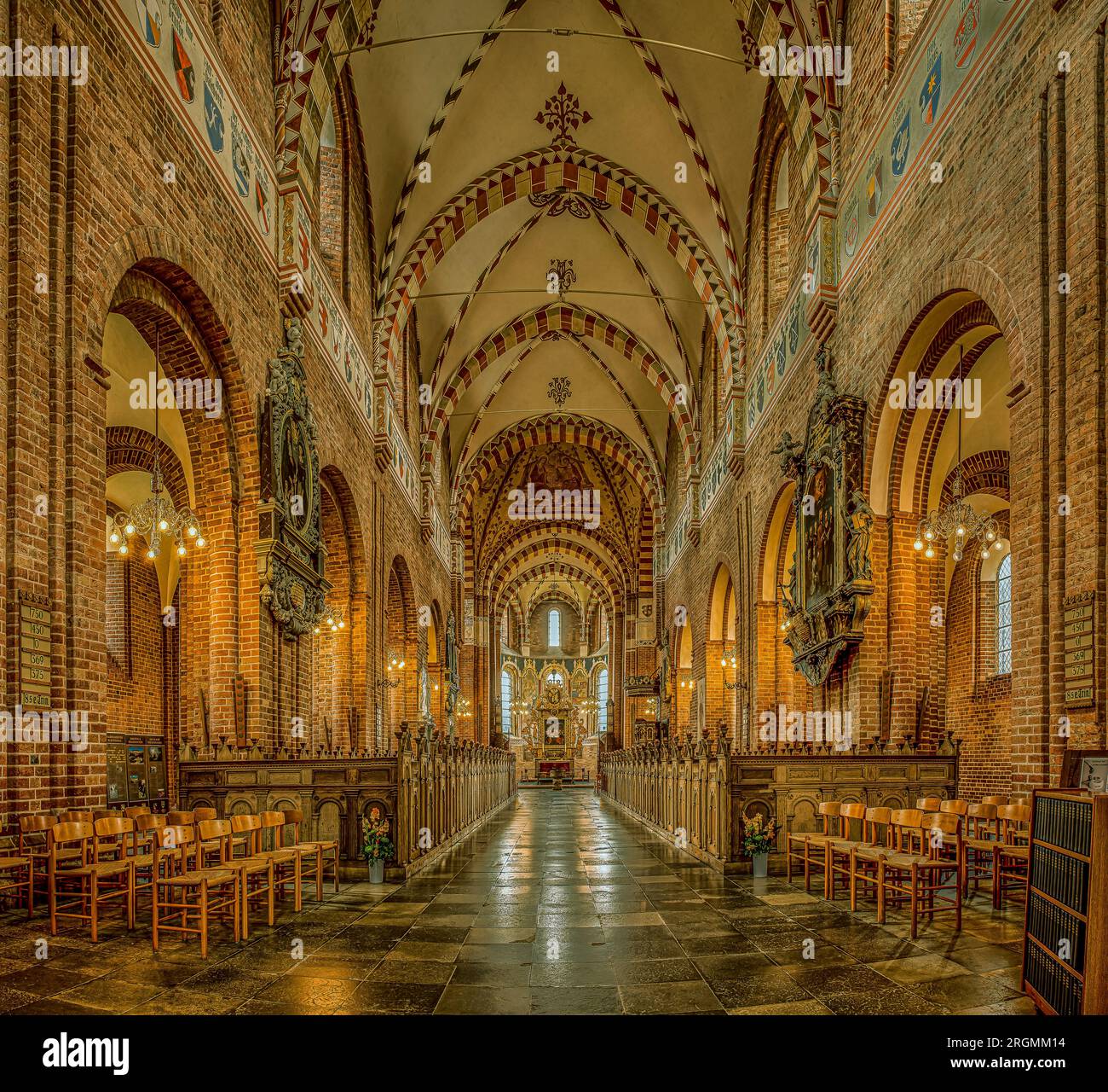 L'interno della romanescente chiesa in mattoni di St Bendt's a Ringsted, Danimarca, 29 luglio 2023 Foto Stock