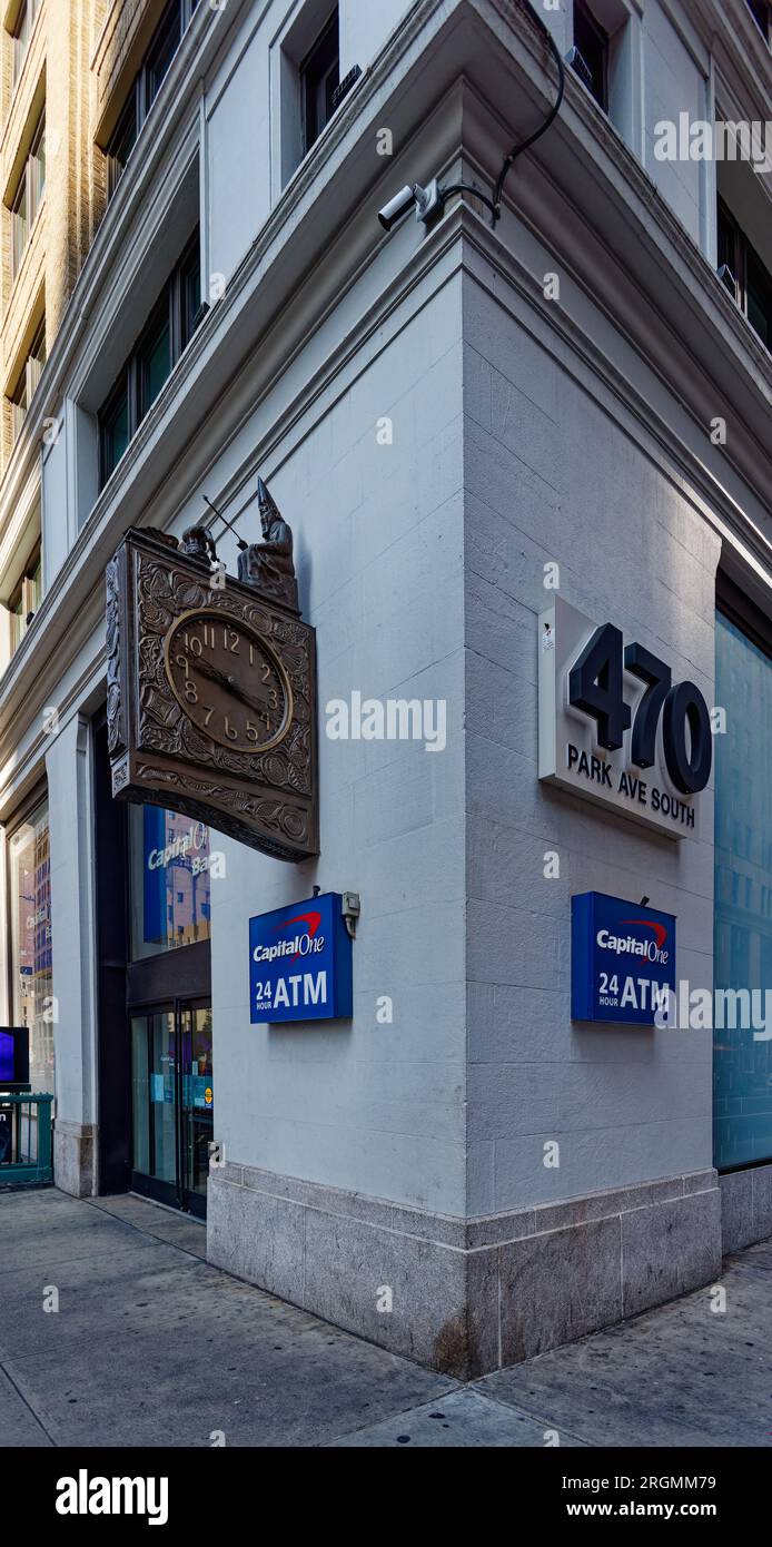 Midtown South: Il Mago di Park Avenue, arroccato in cima all'orologio della seta sul lato degli edifici Schwarzenbach, si anima per colpire l'ora. Foto Stock