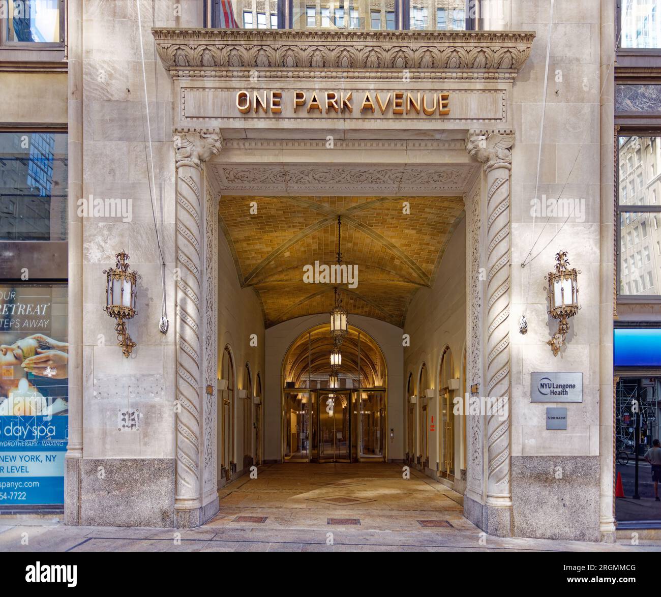 Midtown South: 1 Park Avenue, un elegante grattacielo con 1925 uffici con un foyer profondo fiancheggiato da negozi al dettaglio a livello della strada. Foto Stock