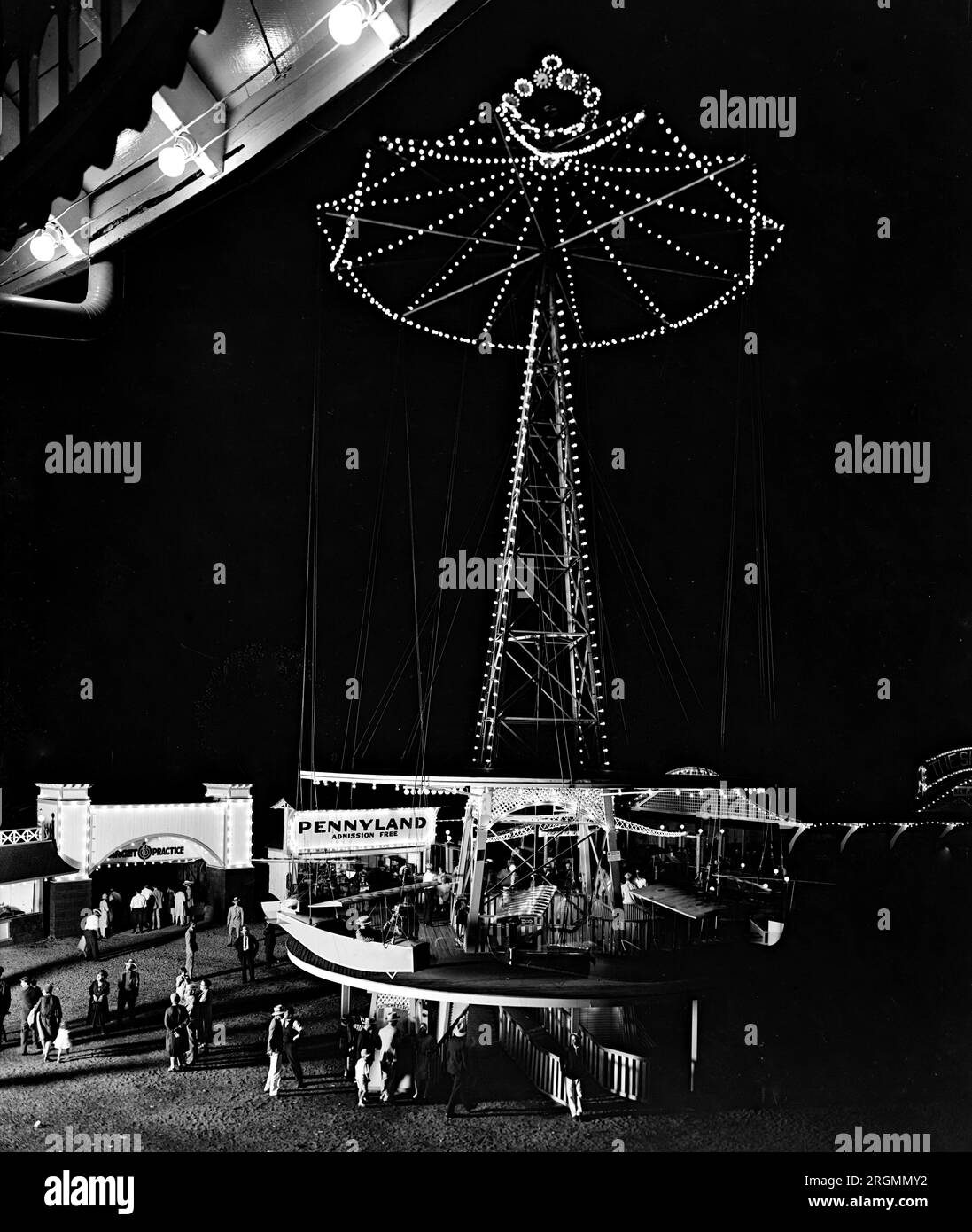 Giostre notturne al parco divertimenti Glen Echo Park CA. 1910-1935 Foto Stock