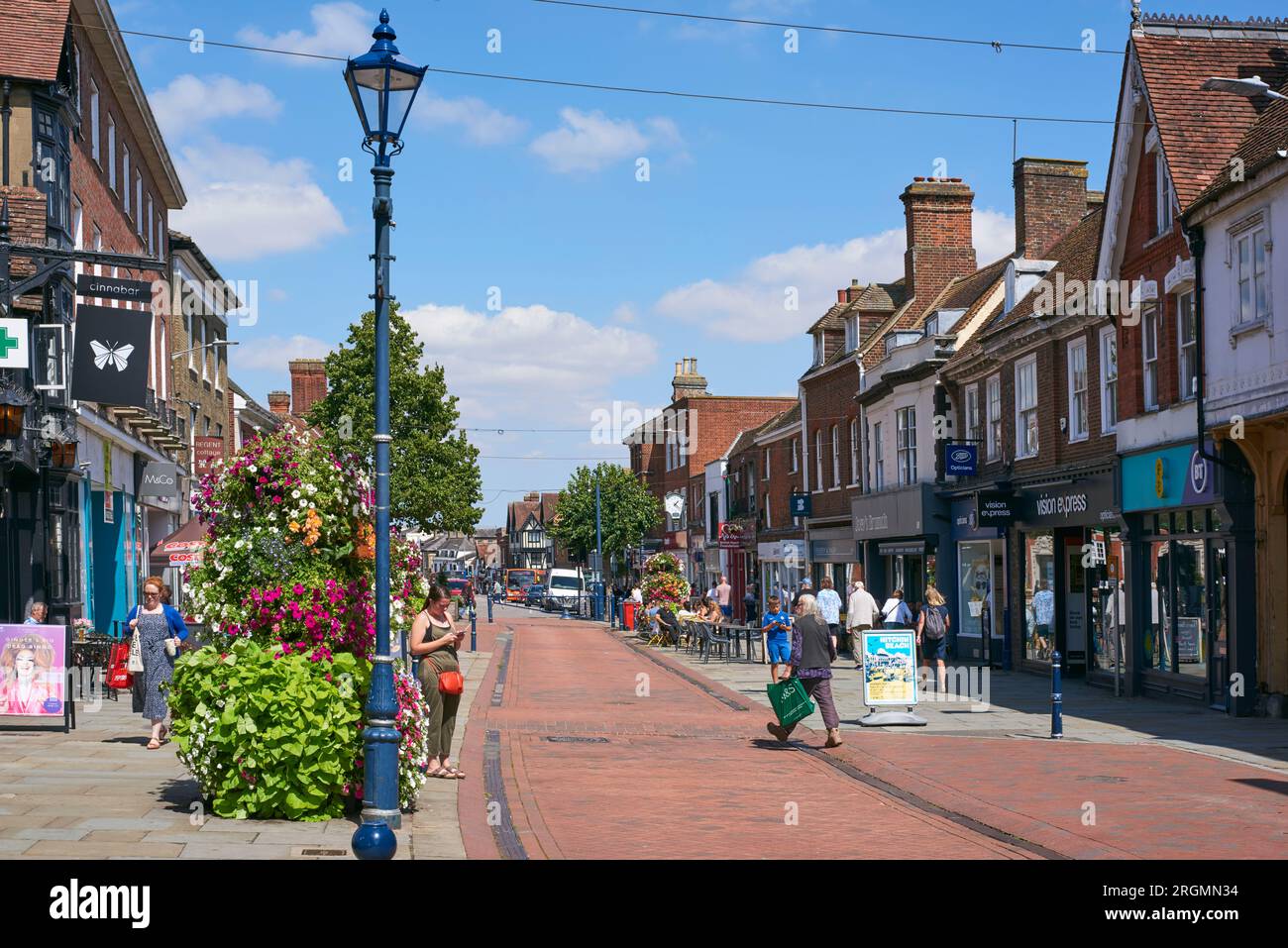 Negozi e pedoni su High Street a Hitchin, Hertfordshire, Regno Unito Foto Stock