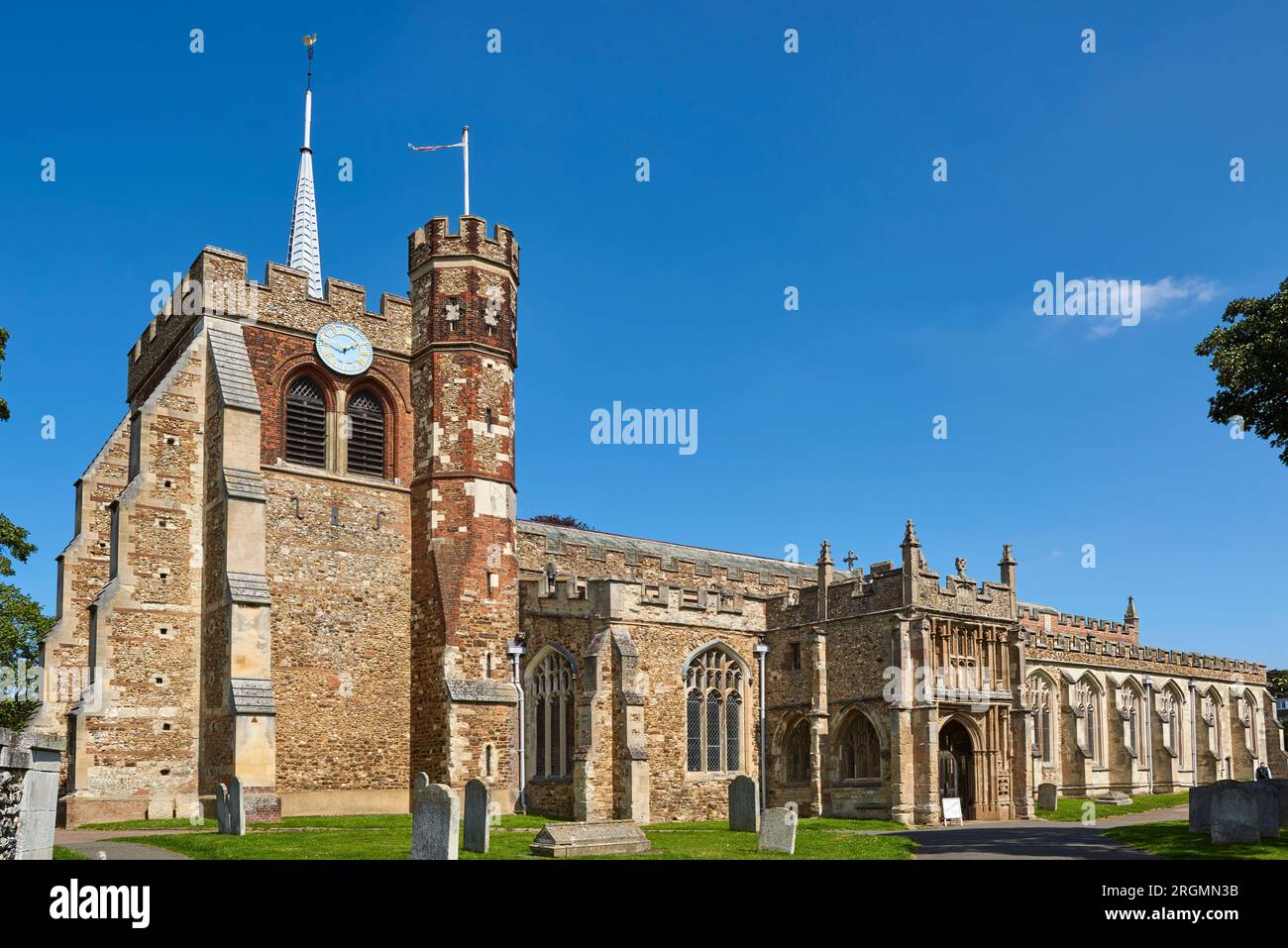 L'esterno della storica chiesa di St Mary a Hitchin, Hertfordshire, Inghilterra, con la torre del XII secolo Foto Stock