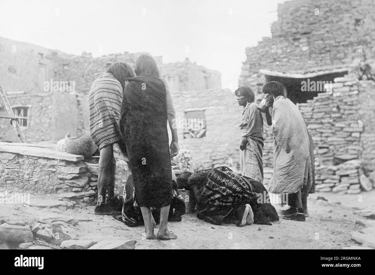 Cerimonia di purificazione degli Hopi Indiani, Oraibi pueblo, Arizona CA. 1910-1925 Foto Stock