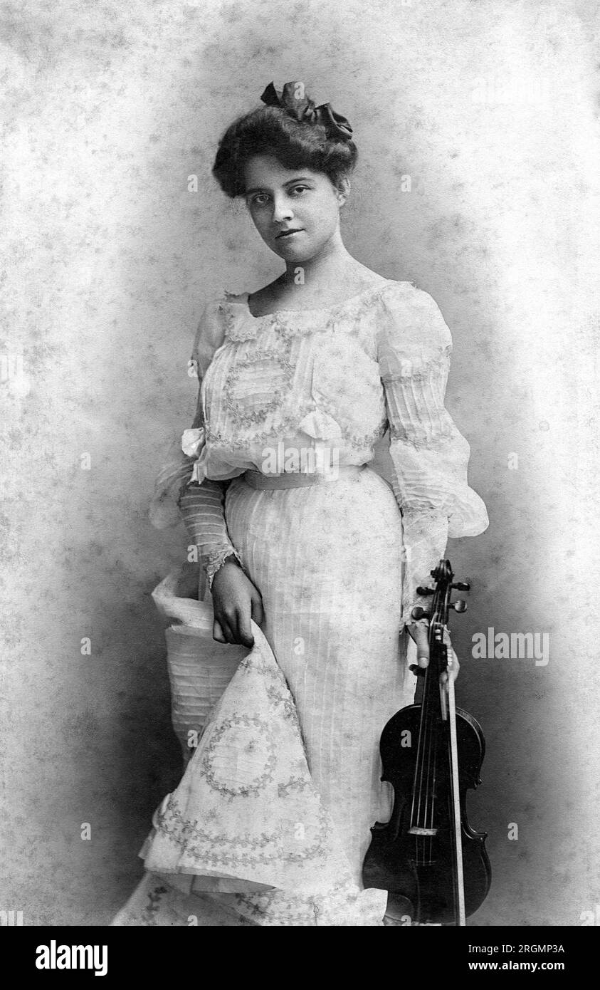 Giovane donna adulta con violino, Chicago, Illinois, USA, Cabinet Card, 1902 Foto Stock