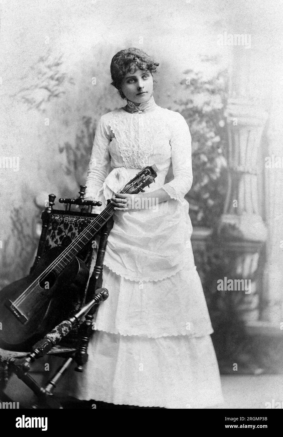 Giovane donna adulta con chitarra acustica, Iowa City, Iowa, USA, Cabinet Card, primi anni '1900 Foto Stock