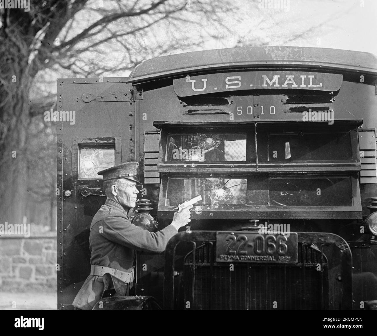 Regolamento Army 44 Colt e il suo effetto sul vetro antiproiettile utilizzato nei nuovi camion postali blindati che si propone di mettere in uso come ulteriore protezione per le e-mail di valore ca. 1921 Foto Stock