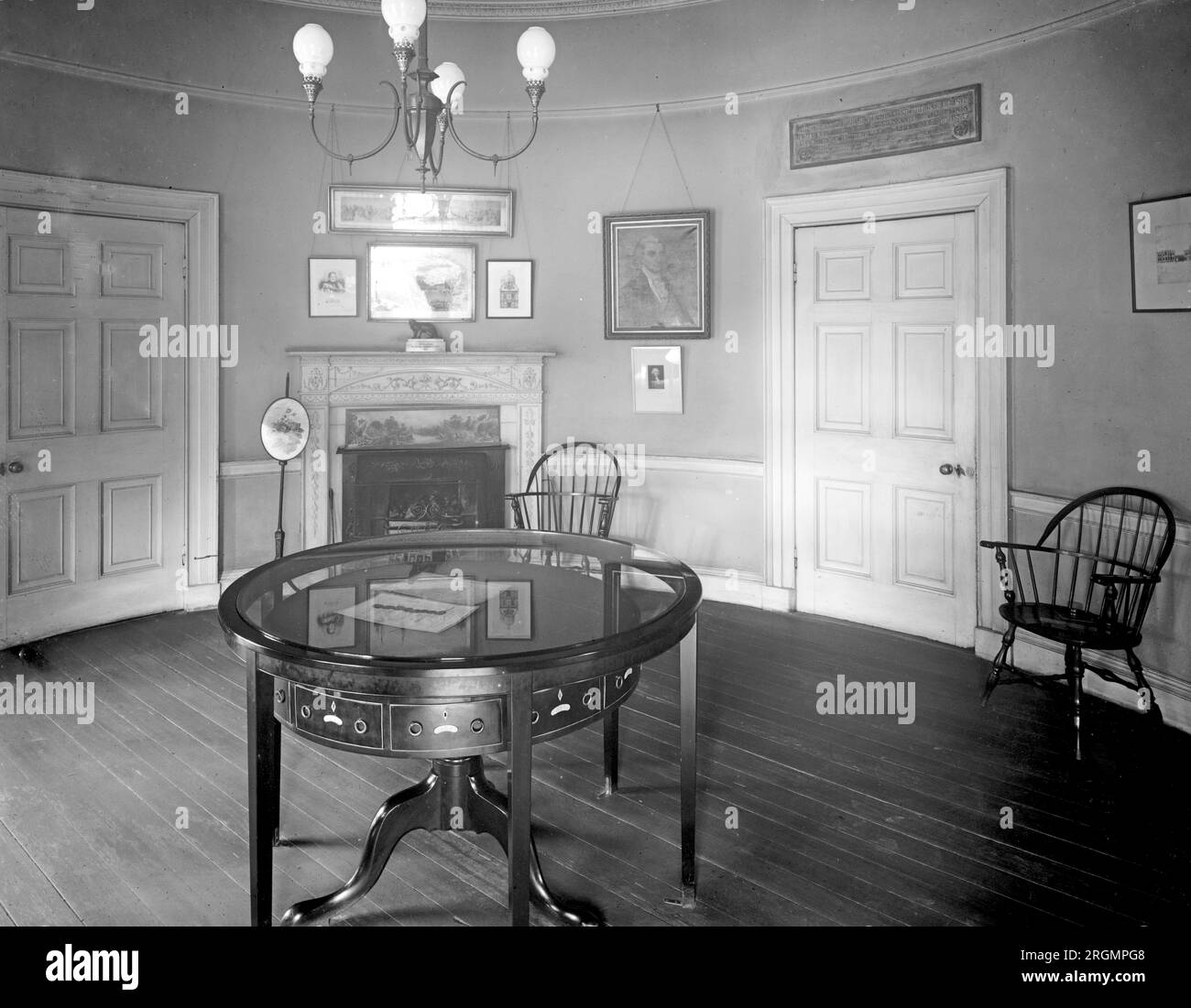 L'interno della Octagon House, Washington D.C., la sala in cui fu firmato il Trattato di Gand, il tavolo è orignial CA. 1910-1926 Foto Stock