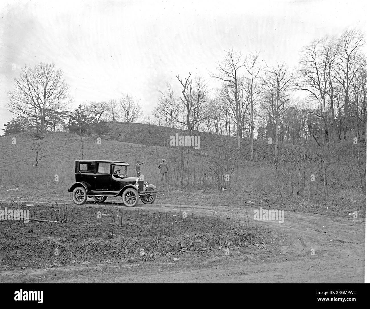 Due uomini fuori da un'automobile Ford CA. 1910 o 1920 Foto Stock