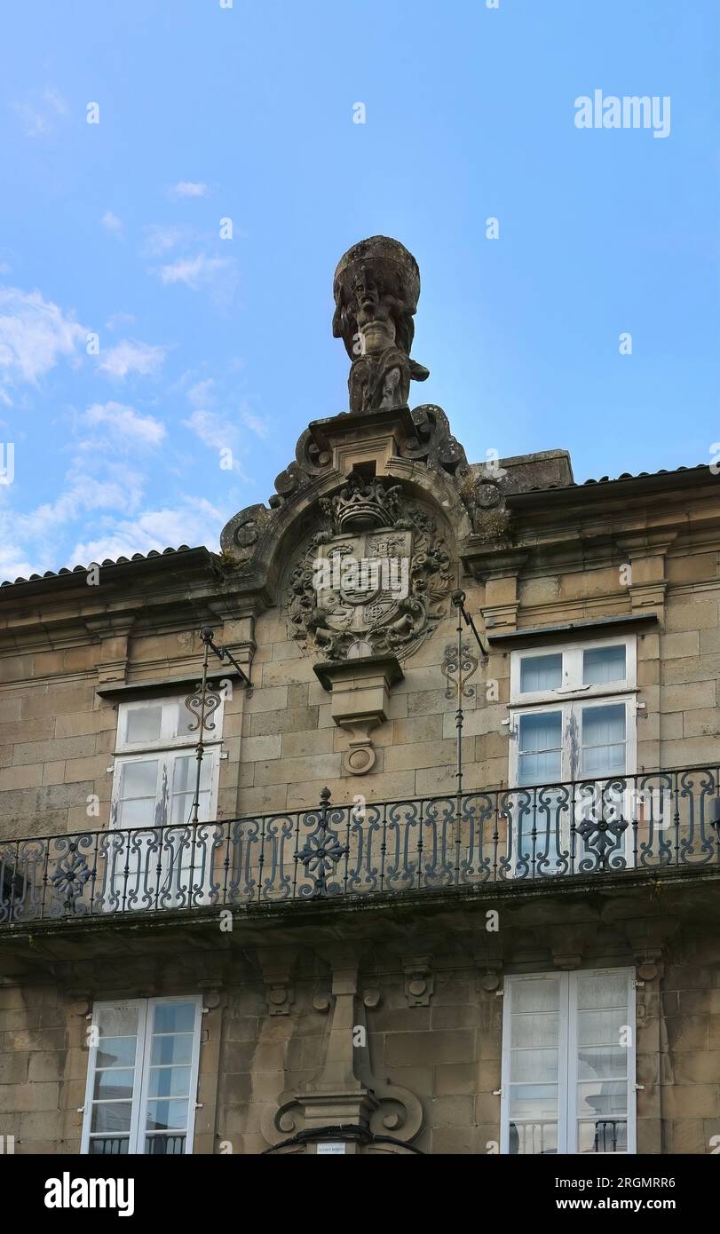 Edificio della Fondazione Eugenio Granell e scultura dell'atlante con un museo per l'ultimo artista surrealista spagnolo Santiago de Compostela Galizia Spagna Foto Stock