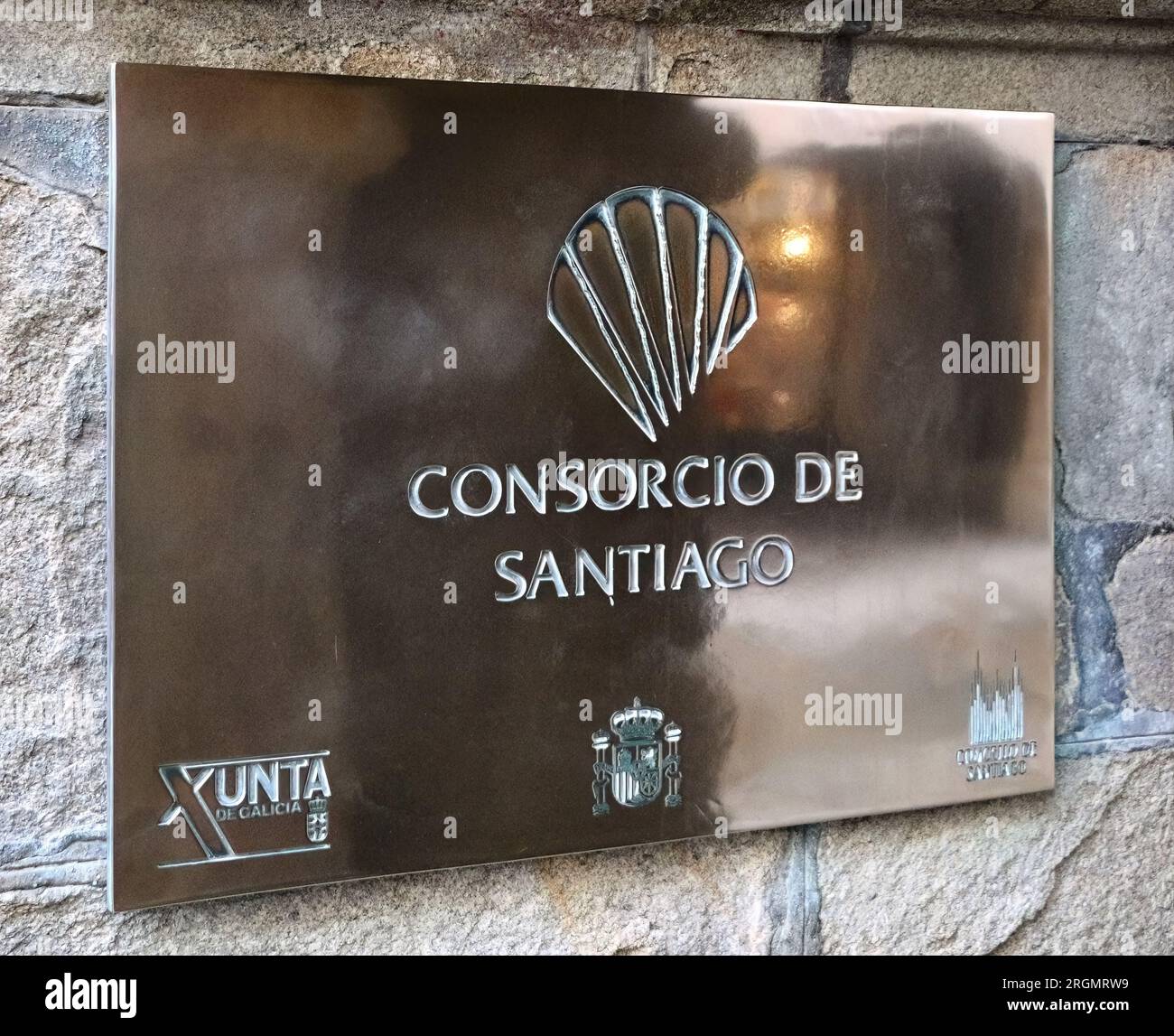Placca esterna in metallo con conchiglia di capesante Consorzio della città di Santiago de Compostela creato nel 1992 Santiago de Compostela Galizia Spagna Foto Stock