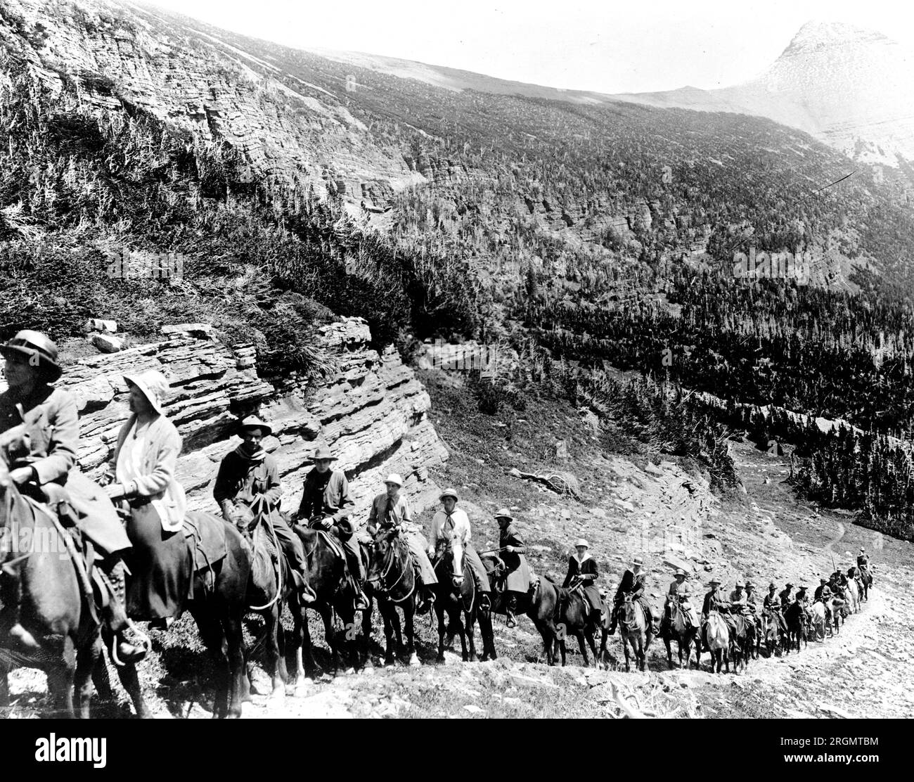 Gente a cavallo che sale in montagna nel Rocky Mountain National Park, Colorado, California. 1909 - 1932 Foto Stock