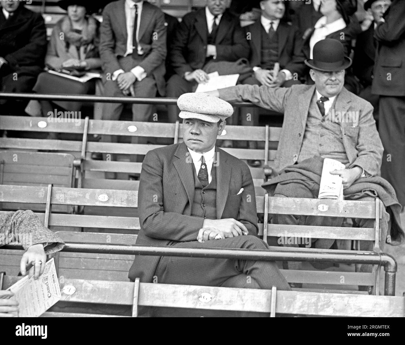 Babe Ruth seduto sulle tribune di una partita di baseball, CA. 1922 Foto Stock